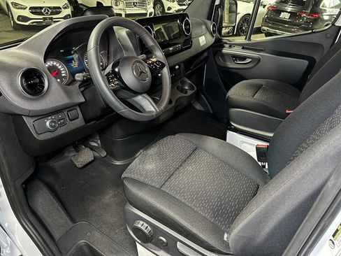 Used 2025 Mercedes-Benz Sprinter 2500 image 22