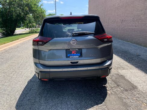 Used 2024 Nissan Rogue SV AWD/4WD image 4
