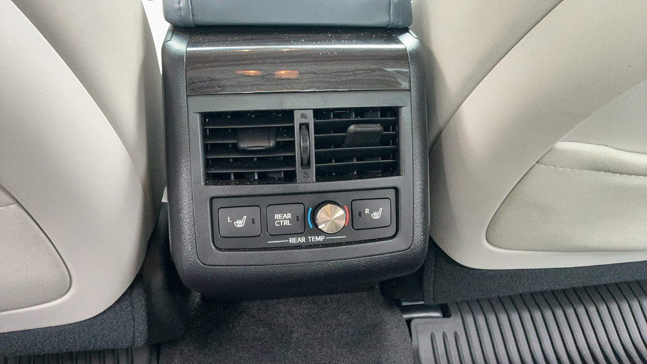 Used 2015 Toyota Avalon Limited FWD image 9