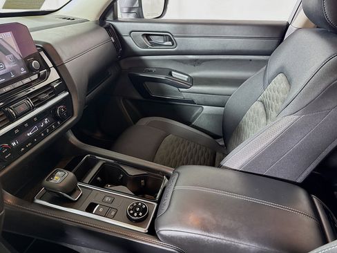 Used 2024 Nissan Pathfinder SV w/ Black Appearance Package image 23