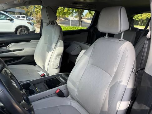 Used 2022 Honda Odyssey Elite image 3