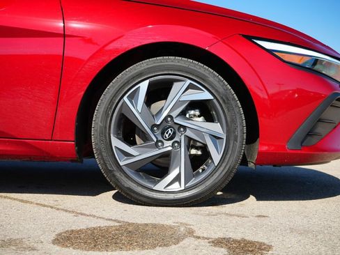 Certified 2025 Hyundai Elantra SEL image 9