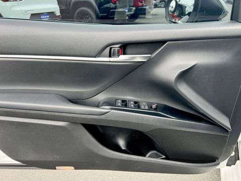Used 2019 Toyota Camry SE w/ Carpet Mat Package image 18
