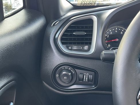 Used 2021 Jeep Renegade Latitude image 32