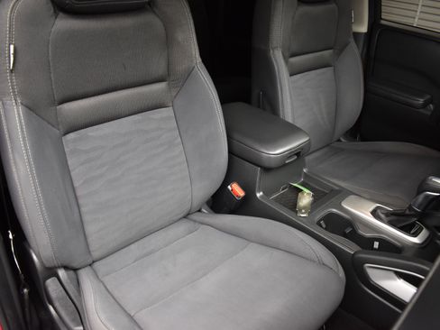 Used 2023 Nissan Frontier SV image 39