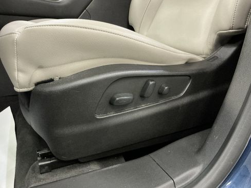Used 2019 Cadillac XT4 Luxury w/ Cold Weather Package FWD image 18