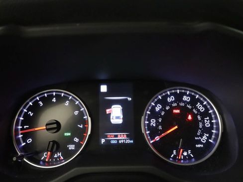 Used 2021 Toyota RAV4 XLE w/ Convenience Package AWD/4WD image 4
