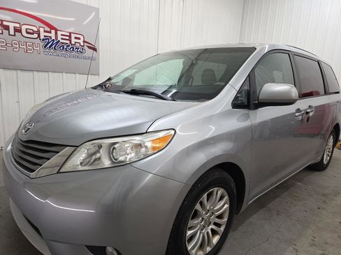 Used 2014 Toyota Sienna XLE FWD image 2