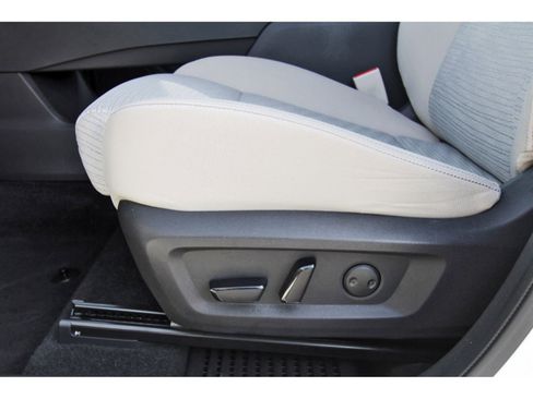 Used 2023 Nissan Rogue SV image 25