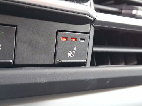 Used 2025 Toyota Sienna XLE image 20