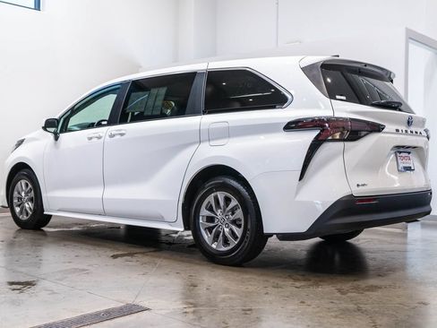 Certified 2025 Toyota Sienna LE FWD image 7