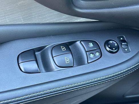 Used 2016 Nissan Murano SV AWD/4WD image 13