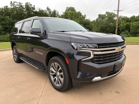 Used 2022 Chevrolet Suburban LT w/ LT Signature Package AWD/4WD image 4