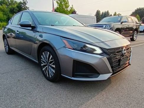 Used 2023 Nissan Altima 2.5 SV w/ SV Premium Package AWD/4WD image 8