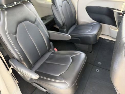 Used 2024 Chrysler Pacifica Touring-L image 12