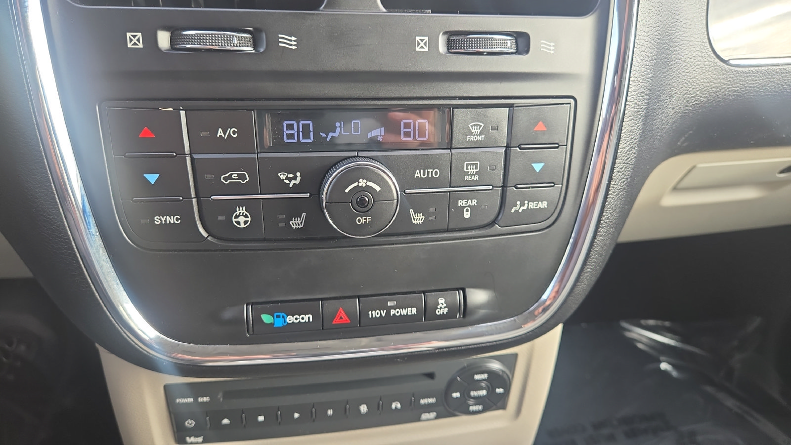 Used 2012 Chrysler Town & Country Touring-L w/ Entertainment Group #2 FWD image 16