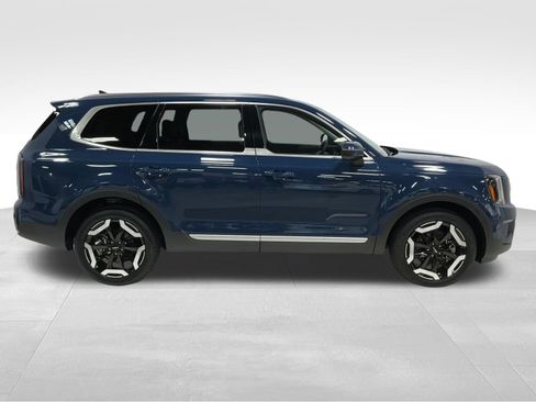 Used 2025 Kia Telluride EX w/ EX Captain's Chair Package AWD/4WD image 3
