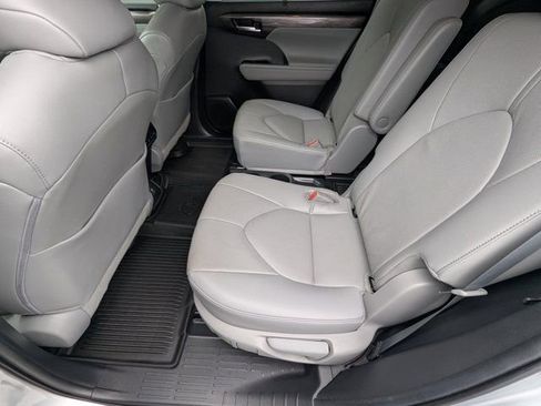 Used 2023 Toyota Highlander Limited FWD image 18