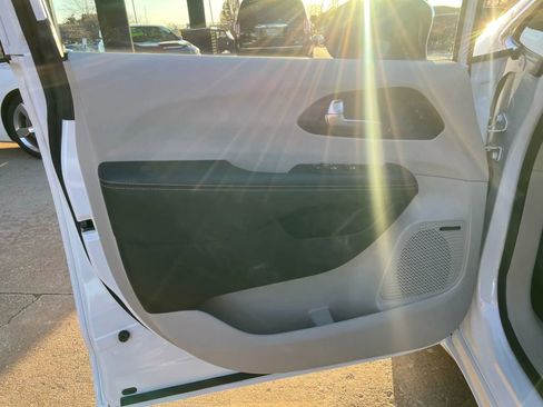 Used 2023 Chrysler Pacifica Limited w/ Uconnect Theater Family Group image 12