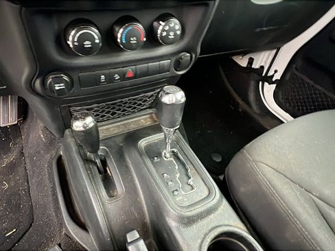 Used 2018 Jeep Wrangler Unlimited Sport w/ Connectivity Group image 28