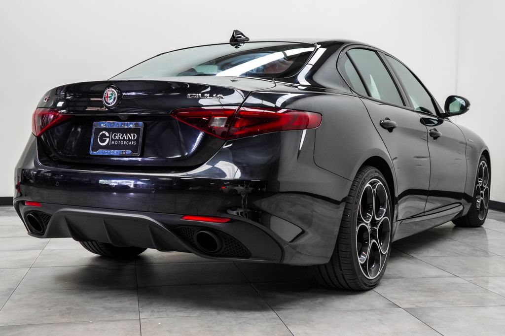 Used 2023 Alfa Romeo Giulia Veloce RWD image 13