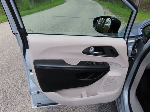 Used 2024 Chrysler Pacifica Touring-L FWD image 26