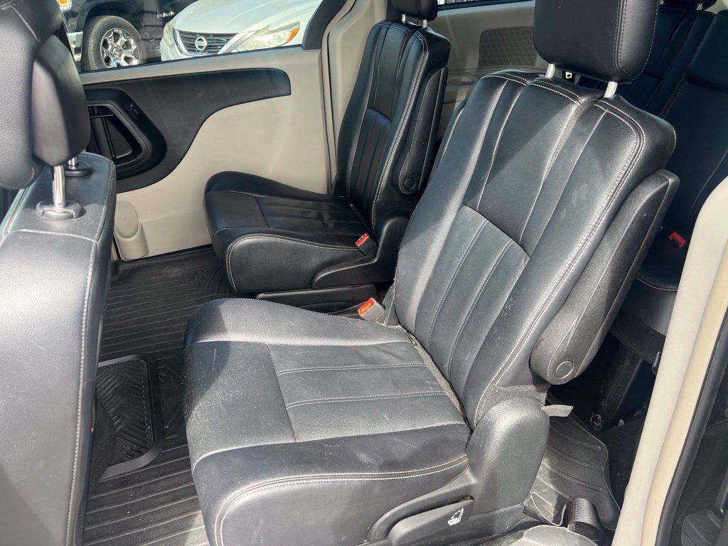 Used 2014 Chrysler Town & Country Touring FWD image 16