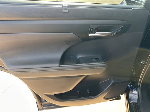 Used 2023 Toyota Highlander L image 23