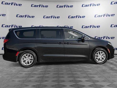 Used 2023 Chrysler Pacifica Touring-L image 7
