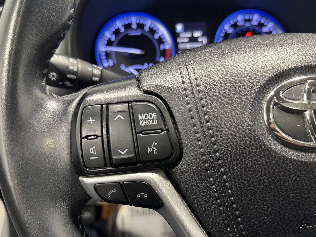 Used 2019 Toyota Highlander XLE AWD/4WD image 30