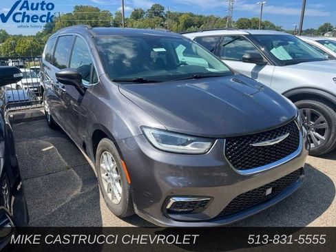 Used 2022 Chrysler Pacifica Touring-L FWD image 2