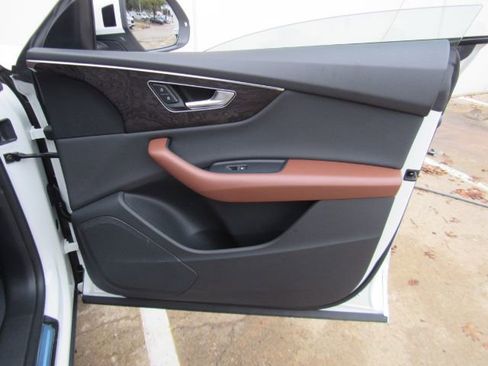 Used 2022 Audi Q8 Premium image 21