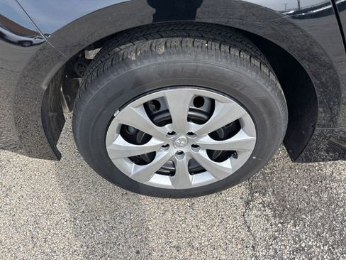 Used 2025 Toyota Corolla LE image 28