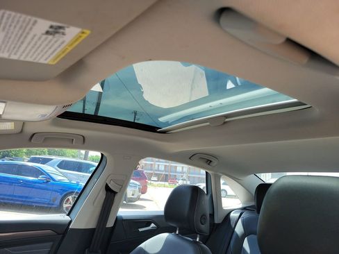 Used 2025 Volkswagen Jetta SEL FWD image 13