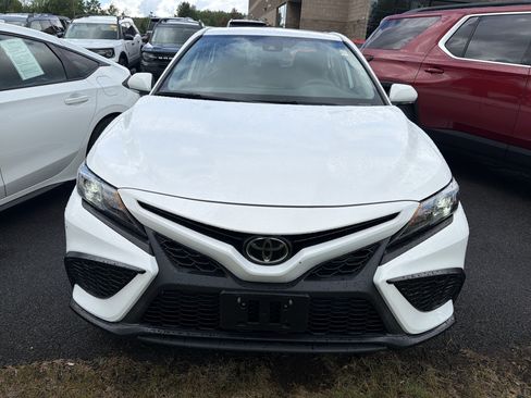 Used 2022 Toyota Camry SE w/ Carpet Mat Package (TMS) FWD image 3