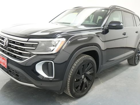 Used 2024 Volkswagen Atlas SE AWD/4WD image 3