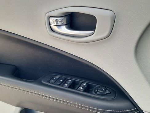 Used 2019 Jeep Compass Latitude w/ Popular Equipment Group image 19