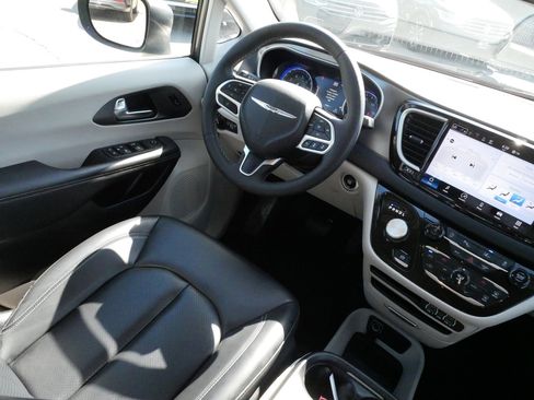 Used 2023 Chrysler Pacifica Touring-L image 9