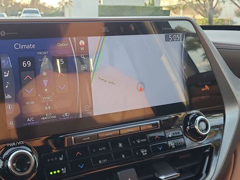 Used 2021 Toyota Highlander Platinum image 30