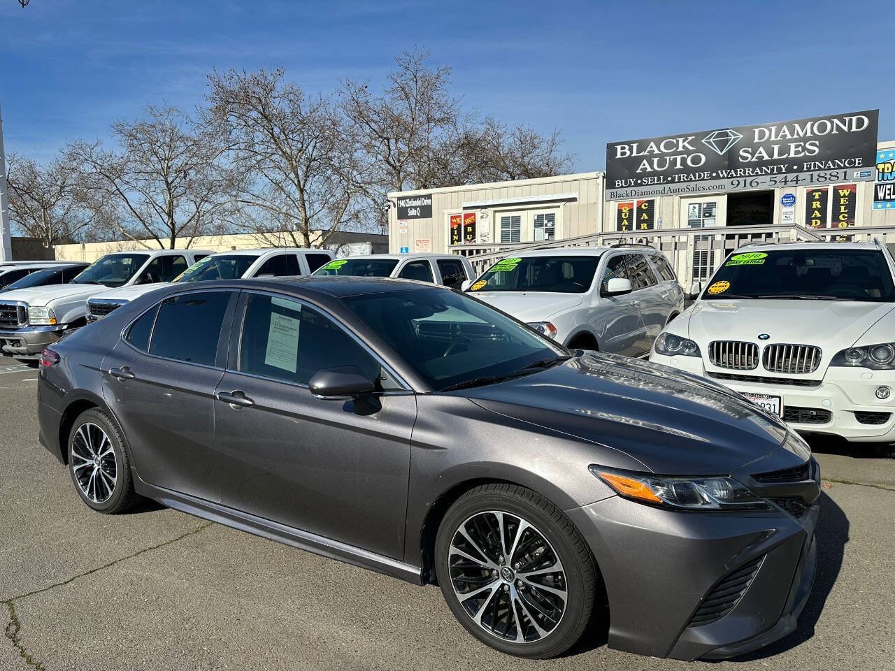 Used 2019 Toyota Camry SE w/ Convenience Package FWD image 3