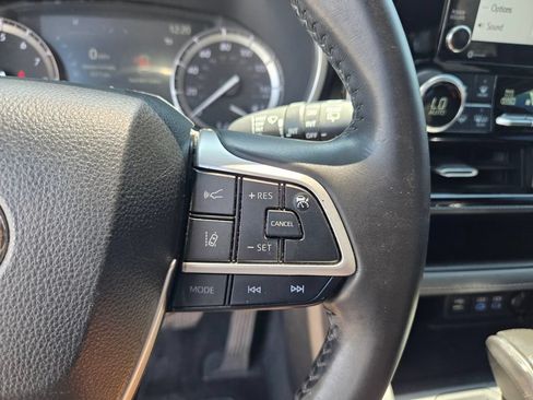 Used 2022 Toyota Highlander XSE FWD image 32