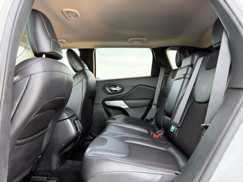Used 2017 Jeep Cherokee Trailhawk AWD/4WD image 19