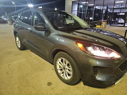 Used 2022 Ford Escape SE image 2