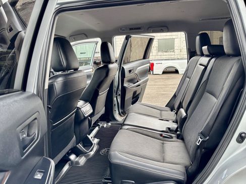 Used 2019 Toyota Highlander Plus w/ Carpet Mat Package (TMS) AWD/4WD image 17