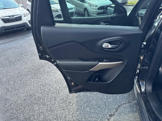 Used 2018 Jeep Cherokee Latitude w/ Cold Weather Group FWD image 15