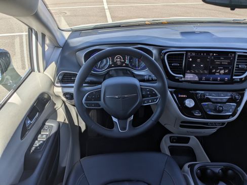 Used 2024 Chrysler Pacifica Touring-L image 18