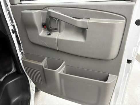 Used 2017 Chevrolet Express 2500 RWD image 20