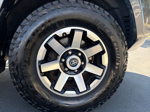 Used 2020 Toyota 4Runner TRD Off-Road Premium AWD/4WD image 30