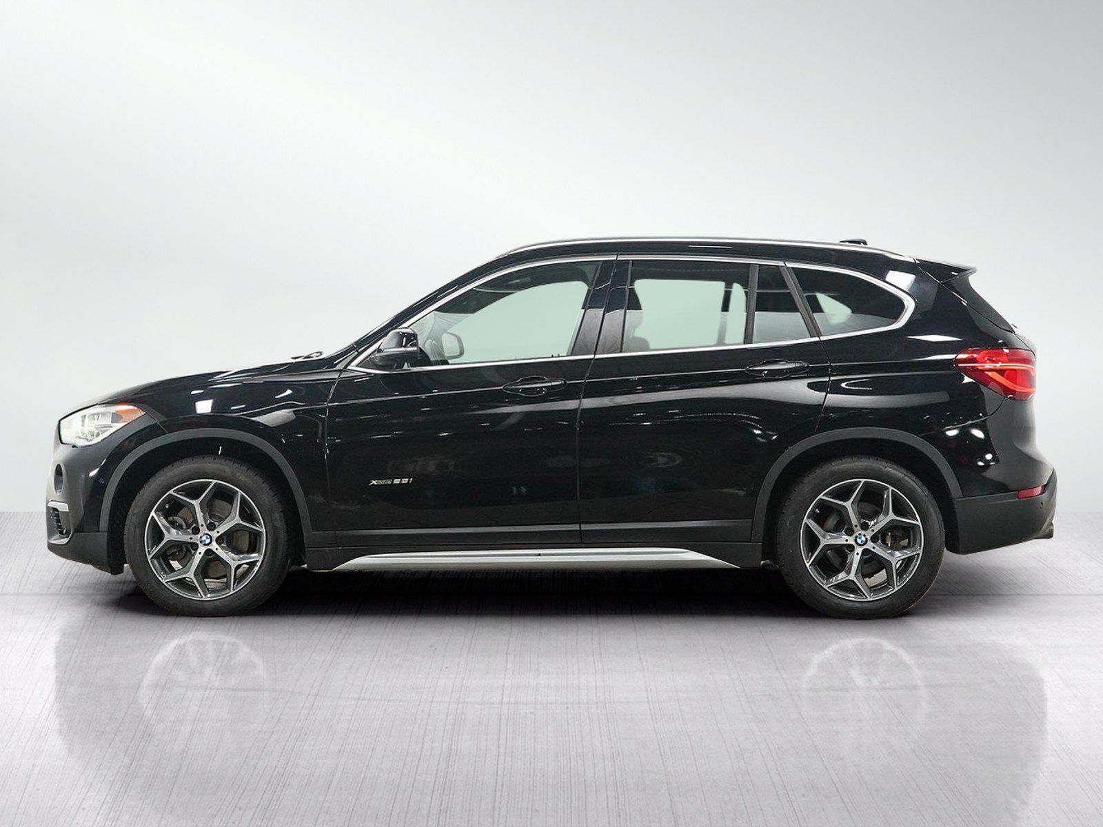 Used 2017 BMW X1 xDrive28i AWD/4WD image 2