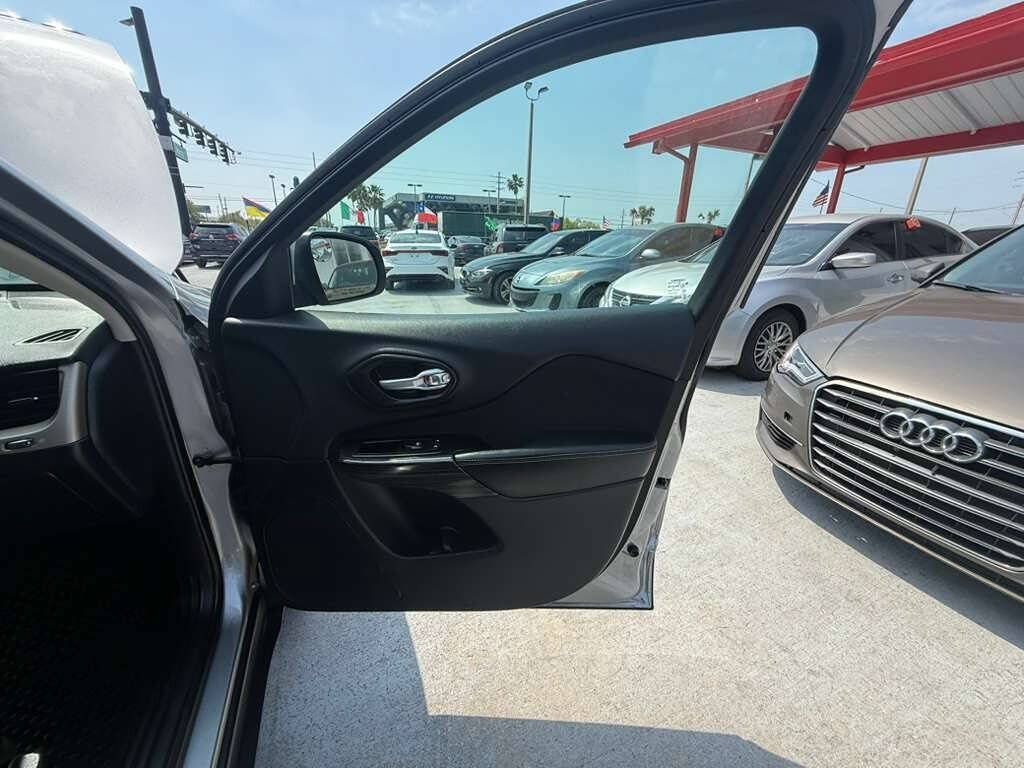 Used 2014 Jeep Cherokee Latitude w/ Cold Weather Group AWD/4WD image 11